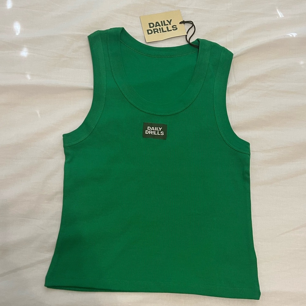 NWT DAILY DRILLS Kelly Green Ribbed Tank - M/L